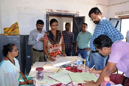 स्कूल, आंगनबाड़ी का कलेक्टर ने किया औचक निरीक्षण