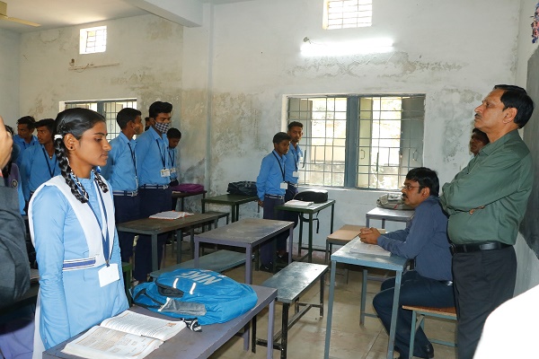कलेक्टर ने ली बच्चों की क्लास