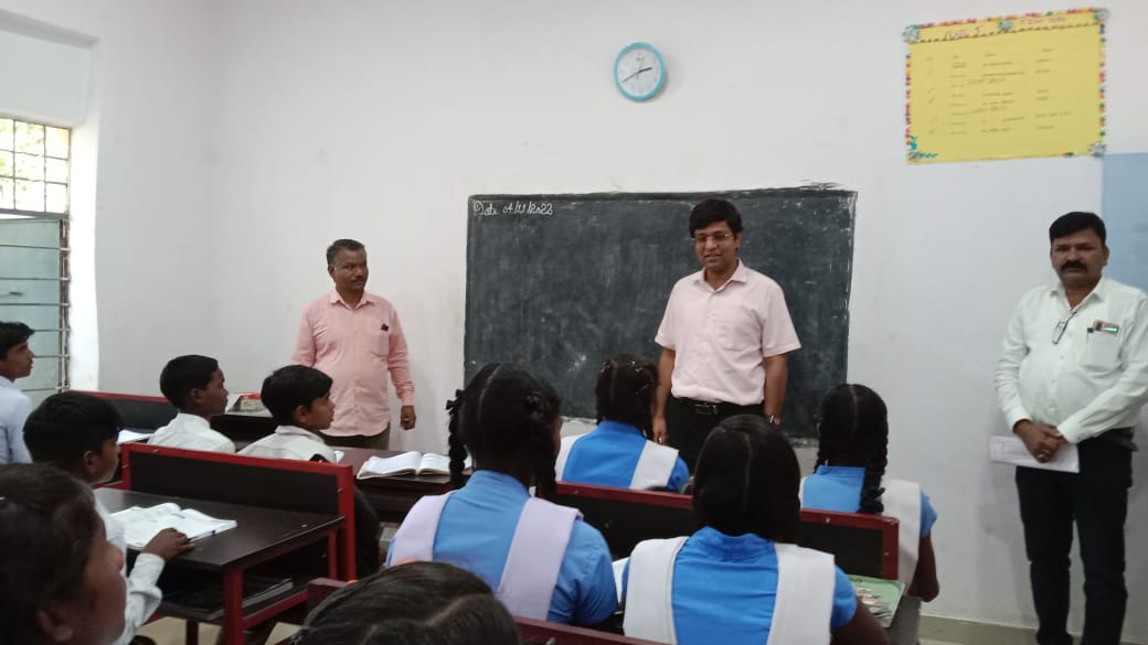कलेक्टर ने मनोरा के स्वामी आत्मानंद स्कूल का किया निरीक्षण