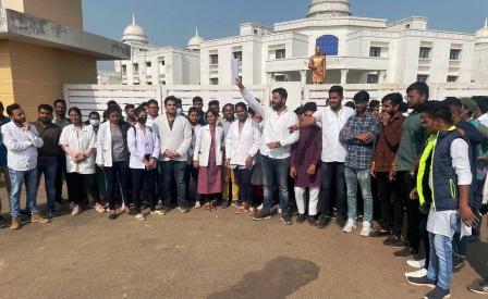 होमियोपैथी छात्रों का खराब रिजल्ट, एनएसयूआई ने किया आयुष विवि का घेराव