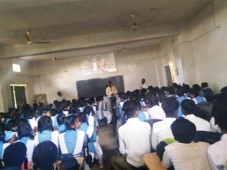 रोको अऊ टोको के स्वयंसेवक ने कम उम्र में हो रही शादी को रोकने फिल्म दिखाकर छात्राओं को दी जानकारी
