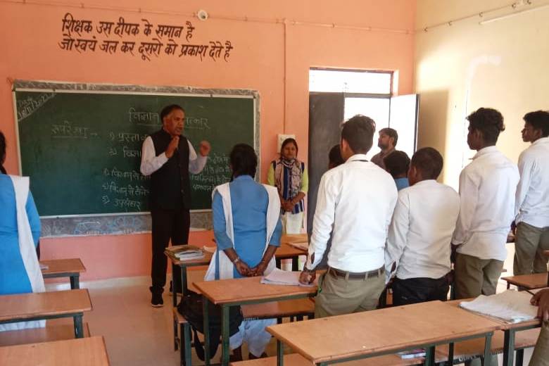 स्कूल निरिक्षण करने पहुंचे कलेक्टर ने ली बच्चों की क्लास...