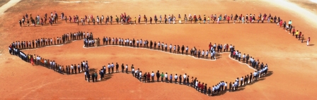 स्कूली विद्यार्थियों ने सुन्दर व आकर्षक छत्तीसगढ़ का नक्शा मानव श्रृंखला के माध्यम से दर्शाया