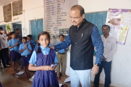 कोशिश करने वालों की हार नहीं होती, यह साबित करते हुए इस बालिका ने कलेक्टर से पाई यह इनाम