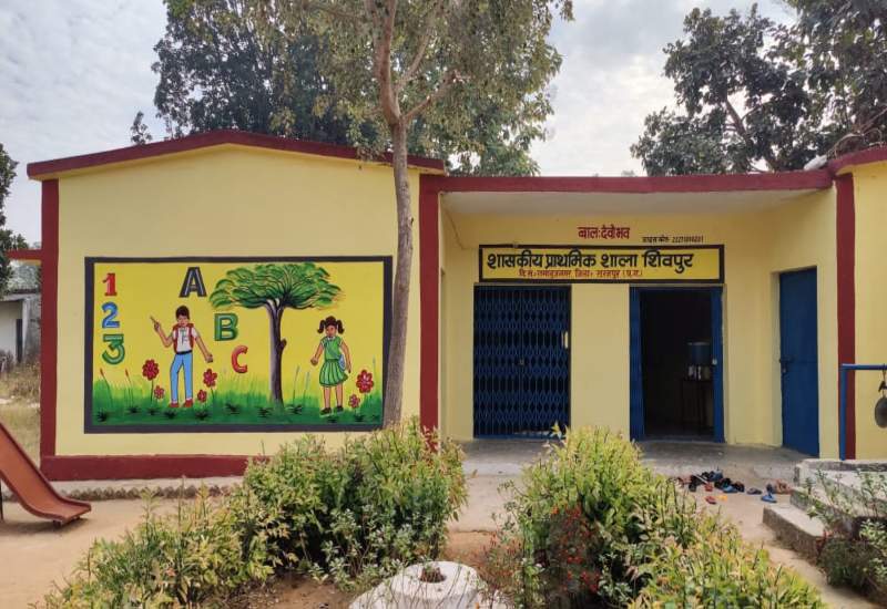 स्कूल की दीवारें भी पढ़ा रही शिक्षा का पाठ