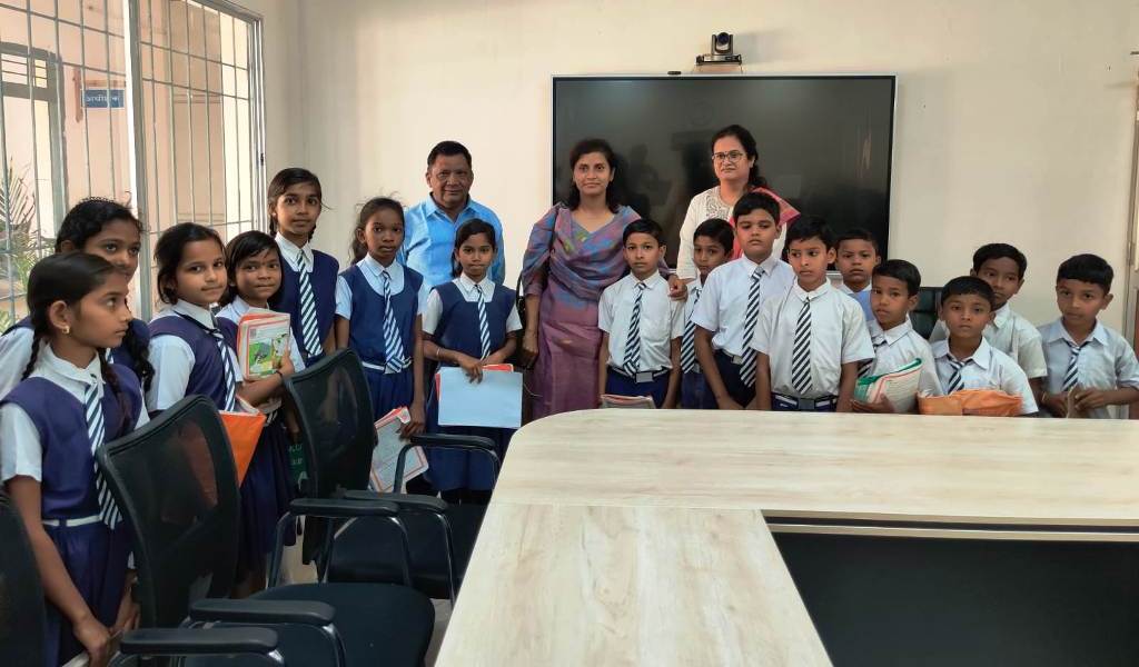 जनदर्शन में प्राथमिक स्कूल केंदवाहीबार के छात्रों ने कलेक्टर से मुलाकात की