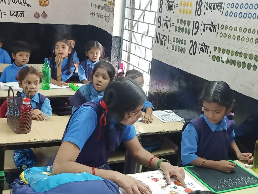 जब स्कूल यूनिफार्म में शिक्षिका पहुंची स्कूल