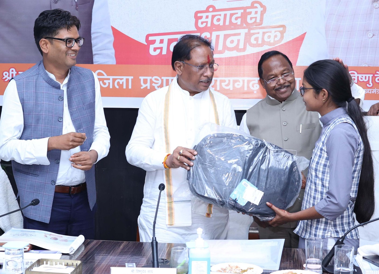 मुख्यमंत्री ने प्रतिभावान विद्यार्थियों को किया सम्मानित, लैपटॉप-टैबलेट भेंट कर बढ़ाया उत्साह