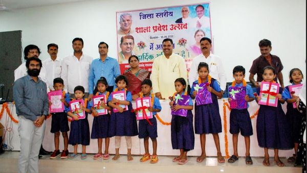 बच्चों को गुलाब फूल, तिलक लगाकर और मिठाई खिलाकर शाला में प्रवेश कराया गया