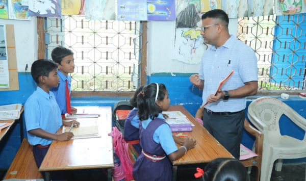 कलेक्टर ने प्राथमिक व माध्यमिक विद्यालय का किया आकस्मिक निरीक्षण