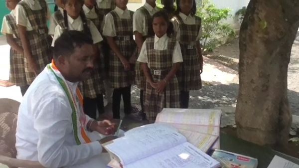 स्कूल के औचक निरिक्षण पर पहुंचे विधायक राय, अव्यवस्था देखकर भड़के&hellip;