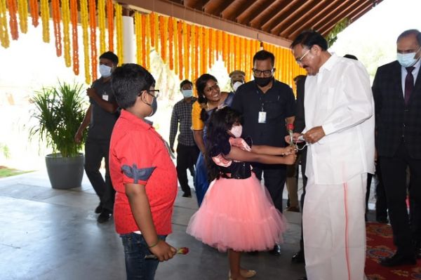 उपराष्ट्रपति ने विद्यालयों में शिक्षा के माध्यम के रूप में मातृभाषा का समर्थन किया