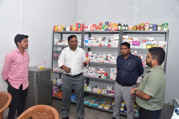 कलेक्टर ने पंप हाउस स्थित स्वामी आत्मानंद इंग्लिश स्कूल का किया निरीक्षण