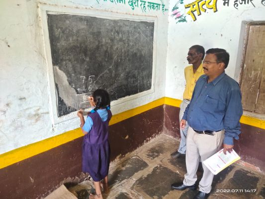 संभागआयुक्त कावरे ने प्राथमिक शाला रेंहची का किया निरीक्षण