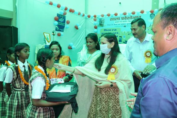 कस्तूरबा गांधी बालिका आवासीय विद्यालय में शाला प्रवेश उत्सव