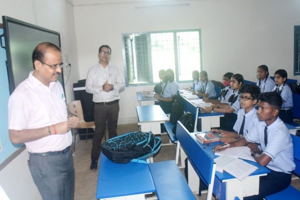 ....जब कलेक्टर ने अपने जेब से निकाल कर छात्रा को दे दिया उपहार