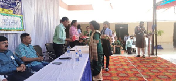 स्वामी आत्मानंद शास. उत्कृष्ट अं.मा. विद्यालय नवागढ़ में हर्षाेल्लास के साथ मनाया गया हरेली उत्सव