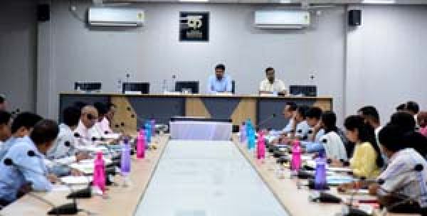 आश्रम-छात्रावासों व आवासीय विद्यालयों का सुचारू संचालन करें : कलेक्टर