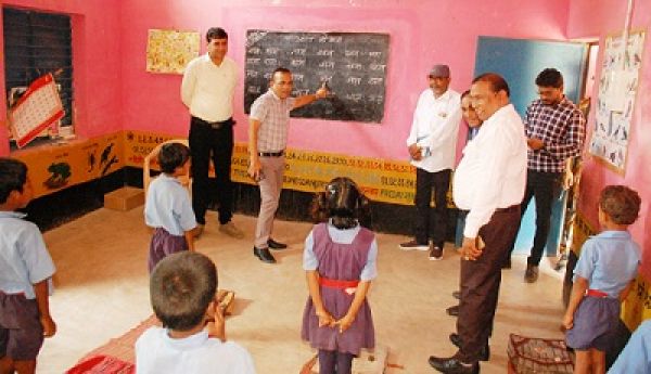 कलेक्टर ने लिया आंगनबाड़ी, स्कूल, छात्रावास में बच्चों को मिलने वाली सुविधा का जायजा
