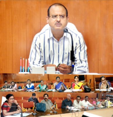 स्वामी आत्मानन्द स्कूलों में बढ़ेगी सुविधाएं, प्राचार्यों की मांग पर कलेक्टर ने जताई सहमति