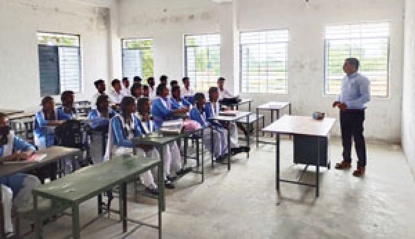 शिक्षकों ने छात्रों के हितार्थ अतिरिक्त कक्षाएं किए शुरू