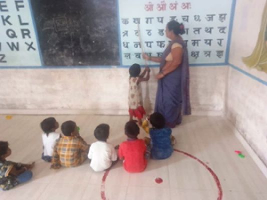 5-6 आयु वर्ग के बच्चों को उनकी अपनी भाषा में सिखने-सिखाने की व्यवस्था है बालवाड़ी