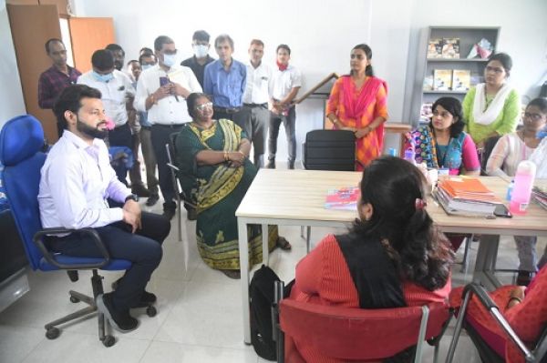 स्वामी आत्मानंद स्कूल में अव्यवस्था देख नाराज हुए कलेक्टर, प्राचार्य को थमाया नोटिस