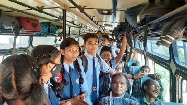 स्वामी आत्मानंद स्कूल के बच्चों के लिए उपलब्ध कराई गई बस सुविधा