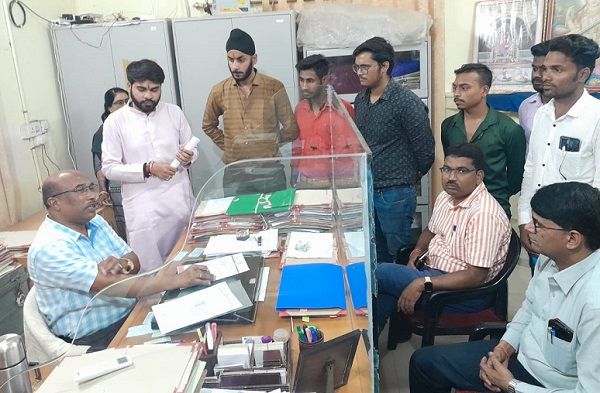 पूरक परीक्षा जल्द करवाने की मांग को लेकर कुलसचिव को सौंपा ज्ञापन