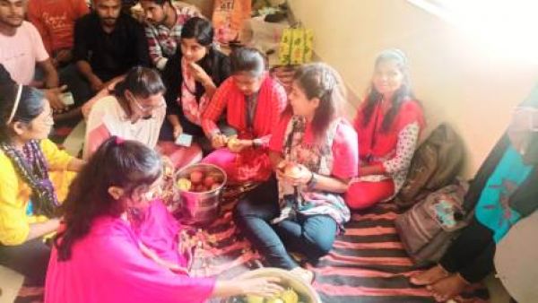 कृषि महाविद्यालय के छात्रों ने किया सेवफल जैम बनाने का प्रदर्शन