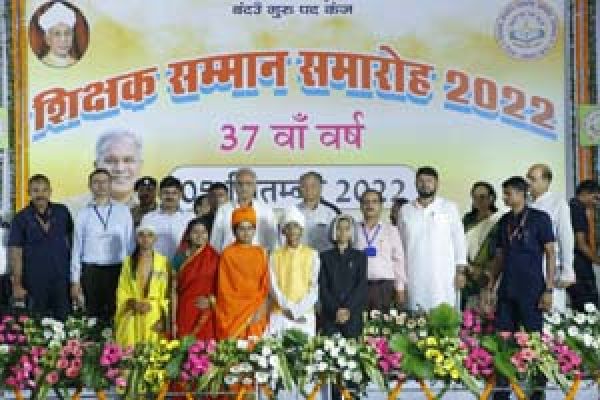 शिक्षक दिवस में महापुरुषों की वेशभूषा धारण कर बच्चों ने लोगों का किया ध्यान आकर्षित