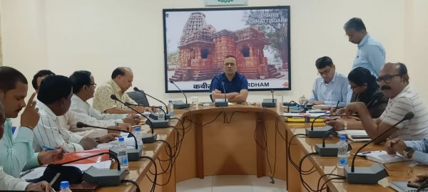 कलेक्टर ने ली स्वामी आत्मानंद स्कूल में चल रही शैक्षणिक गतिविधियों की जानकारी