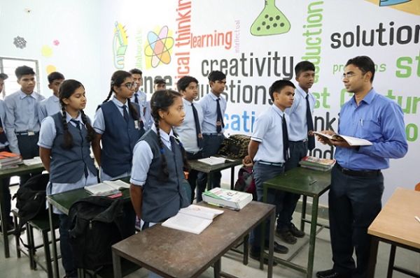 शिक्षक बने कलेक्टर : 11वीं के बच्चों से नमक का दरोगा, तो 7वीं कक्षा में दशमलव पर ली क्लास