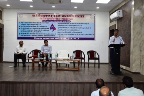 बच्चों को स्कूली शिक्षा के साथ बेहतर इंसान बनने की भी शिक्षा देंः कलेक्टर