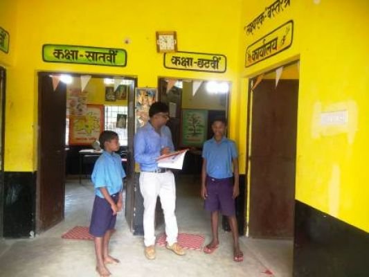 औचक निरीक्षण में जिला शिक्षा अधिकारी ने अनुपस्थित शिक्षकों से मांगा स्पष्टीकरण