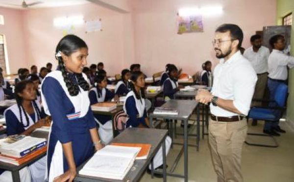 कलेक्टर ने शासकीय कन्या उच्चतर माध्यमिक विद्यालय का किया आकस्मिक निरीक्षण