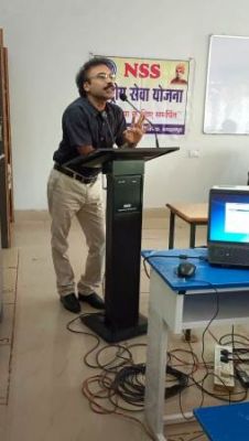 एनएमडीसी के उप महाप्रबंधक ने दी महिला पॉलिटेक्निक कॉलेज की छात्राओं को इस्पात सयंत्र से संबधित रोजगार की जानकारी