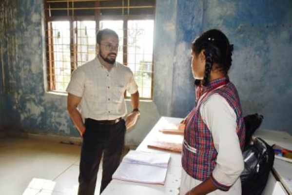 कलेक्टर ने आश्रम छात्रावास व डीएवी स्कूल का किया आकस्मिक निरीक्षण