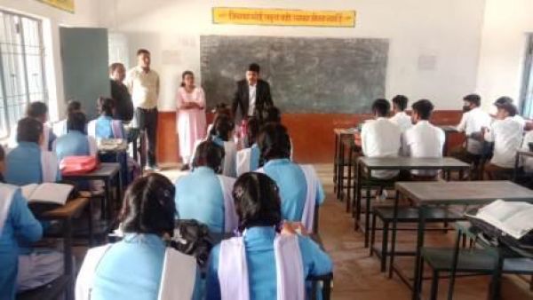 कलेक्टर ने क़िया स्वामी आत्मानंद स्कूल का निरीक्षण