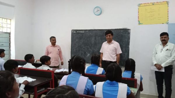 कलेक्टर ने मनोरा के स्वामी आत्मानंद स्कूल का किया निरीक्षण