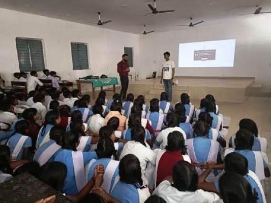 जय हो टीम ने विद्यार्थियों को मासिक स्वच्छता प्रबंधन, एनीमिया और पोषण को लेकर जागरूक किया