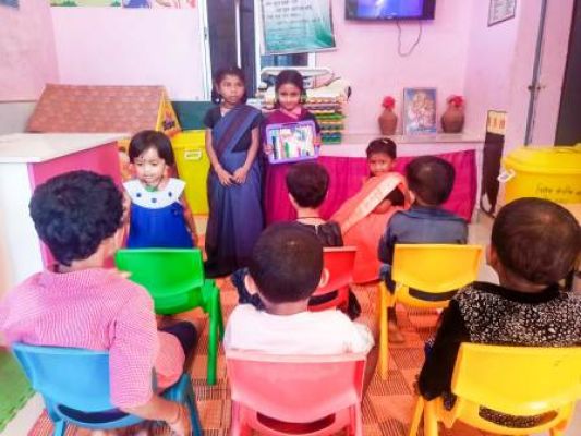 जिले के आंगनबाडिय़ों में कुछ इस तरह मनाया जा रहा बाल दिवस