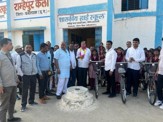 मंत्री अकबर ने छात्राओं को वितरित की साइकिल