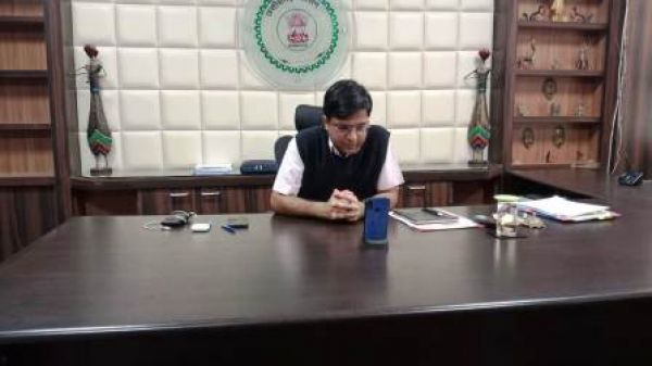 कलेक्टर ने स्वामी आत्मानन्द अंग्रेजी माध्यम स्कूल के बच्चों से वीडियो कॉल से की चर्चा