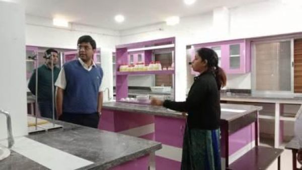 कलेक्टर ने स्वामी आत्मानंद अंग्रेजी माध्यम विद्यालय पतराटोली का किया निरीक्षण