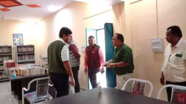 कलेक्टर ने कुनकुरी के लाईब्रेरी का निरीक्षण किया
