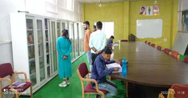 जिपं सीईओ ने लिया आकांक्षा आवासीय विद्यालय का जायजा, कहा- विद्यार्थियों को नहीं होनी चाहिए किसी चीज की कमी