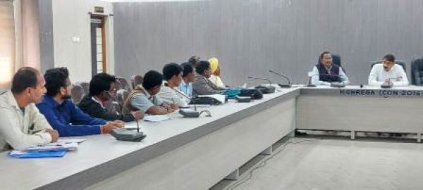 जिला पंचायत सीईओ ने स्वामी आत्मानंद इंग्लिश मीडियम स्कूलों के प्रभारियों की कामकाज की समीक्षा