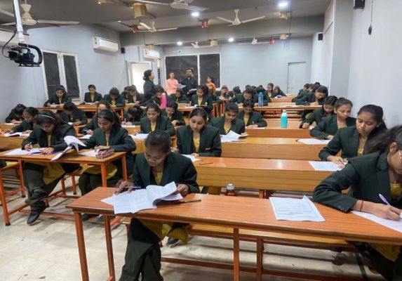 नीट यूजी और आईआईटी की कोचिंग के लिए हर 15 दिन में होंगे निशुल्क मॉक टेस्ट