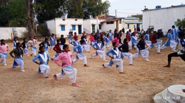 छात्राओं को दिया जा रहा आत्मरक्षा प्रशिक्षण